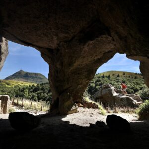 Le Puy-de-Dôme, vu des grottes du Clierzou